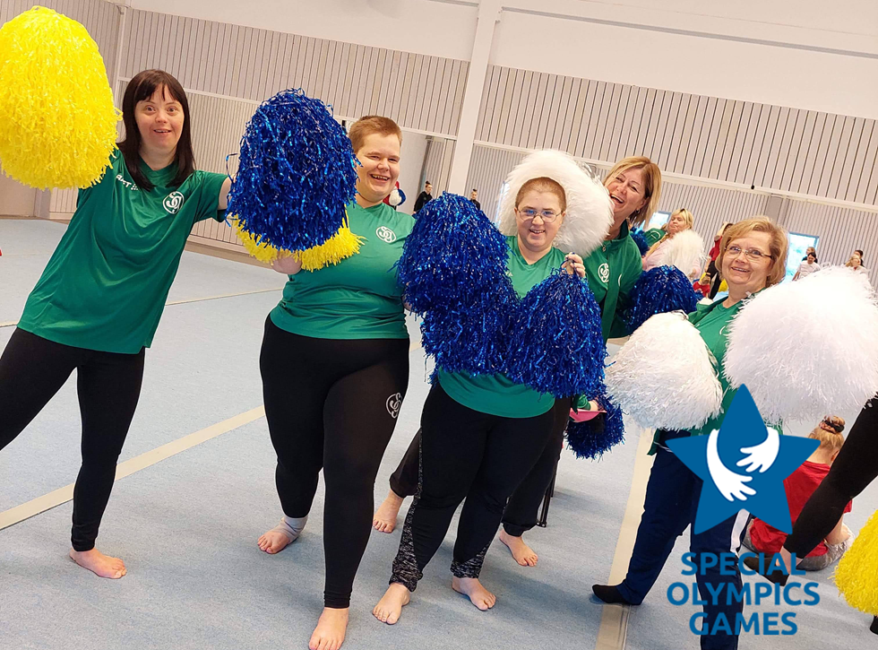 Special olympics tävlande med pom poms.