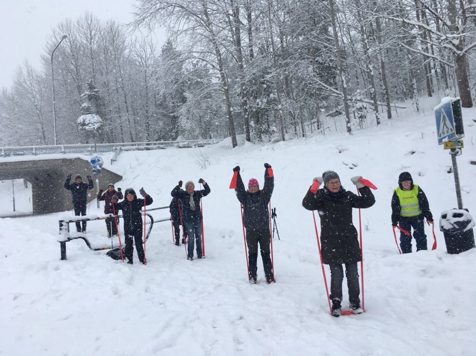 Gruppträning med elastiska band utomhus i snön